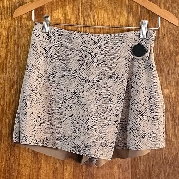 DO+BE Pants - DO + BE Snakeskin Pattern Skort in Faux Lambskin Leather Sz M